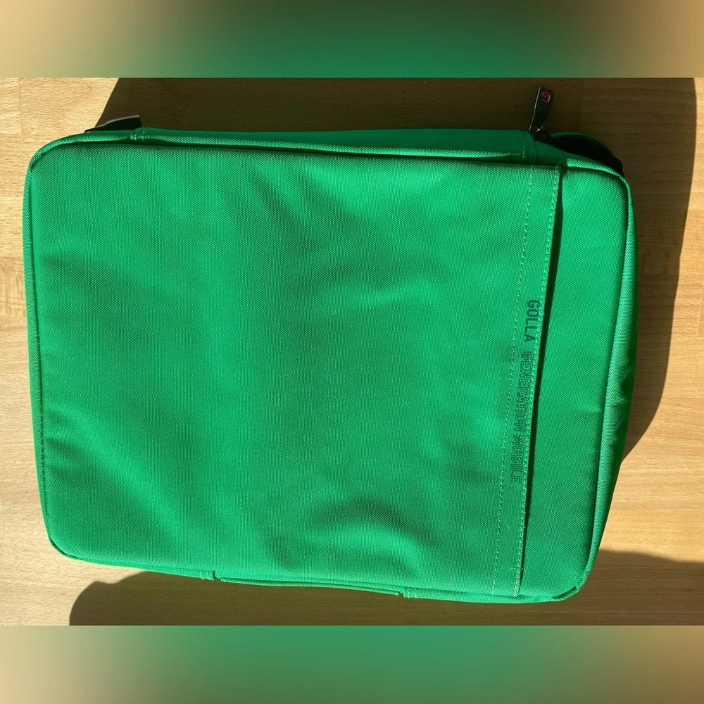 Golla Laptop Sleeve Case * 15 x 10.5 in * Green w/ Flower Design *